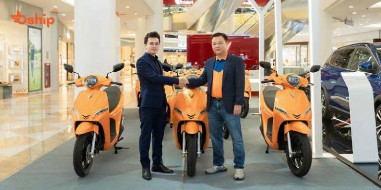 Kiểm tra kỹ các điều khoản hợp đồng Thuê xe máy điện dài hạn trước khi đặt bút ký.