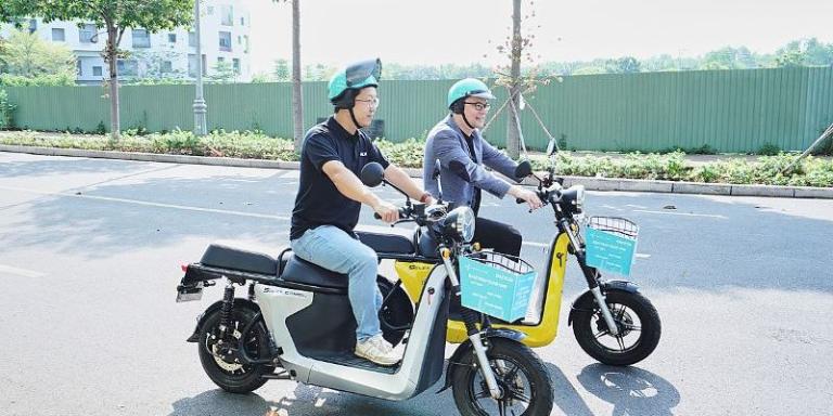 Doanh nghiệp ký hợp đồng thuê dài hạn xe máy điện cho nhân viên di chuyển hàng ngày.