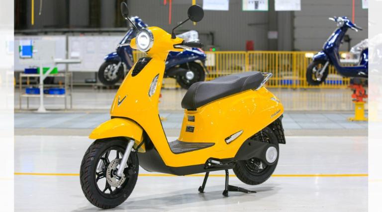 So sánh chi phí giữa hợp đồng thuê cơ bản và thuê trọn gói xe máy điện dài hạn