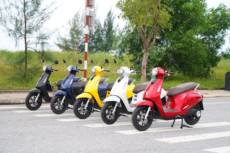Khách hàng ký hợp đồng Thuê xe máy điện dài hạn gói trọn gói với đầy đủ dịch vụ bảo dưỡng và bảo hiểm