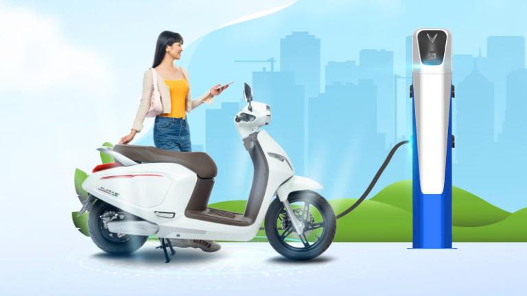 Xe máy điện đang được sạc tại nhà với nguồn điện ổn định.