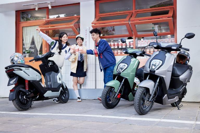 Khách hàng tham khảo giá thuê xe máy điện tại nhiều cửa hàng khác nhau.