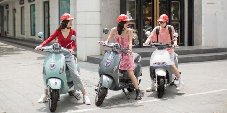 Nhận xe là lúc bạn cần kiểm tra kỹ: mức pin hiện tại, tình trạng sơn, đèn, phanh, bánh, và giấy tờ xe