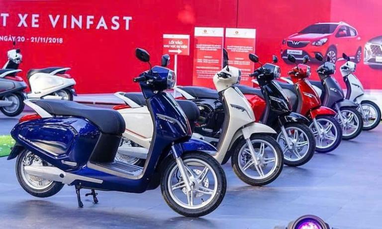 Xe máy điện di chuyển trên đường phố không khói bụi, không tiếng ồn, mang lại không khí trong lành hơn.