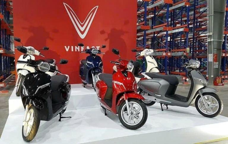 Xe máy điện và dịch vụ thuê xe đang mở ra một cánh cửa mới cho giao thông xanh tại Việt Nam.