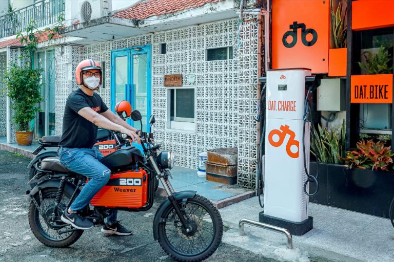 Trạm sạc công cộng dành cho xe máy điện mọc lên ngày càng nhiều tại các thành phố lớn