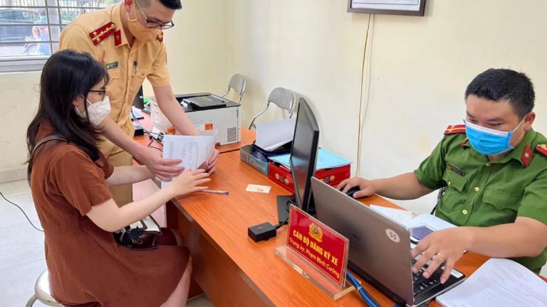 Người dân nộp lệ phí trước bạ xe máy điện tại Chi cục Thuế.