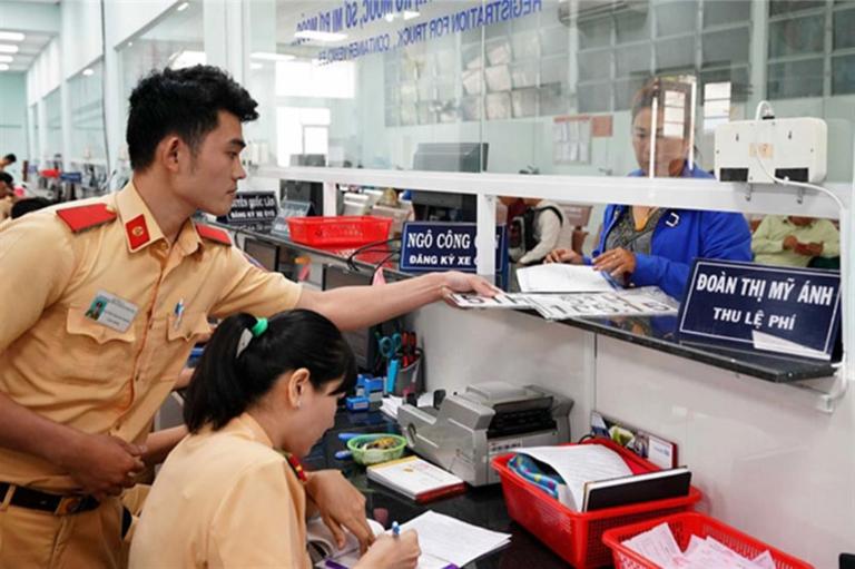 Cán bộ công an cà số khung, số máy trên xe máy điện trước khi cấp biển số.