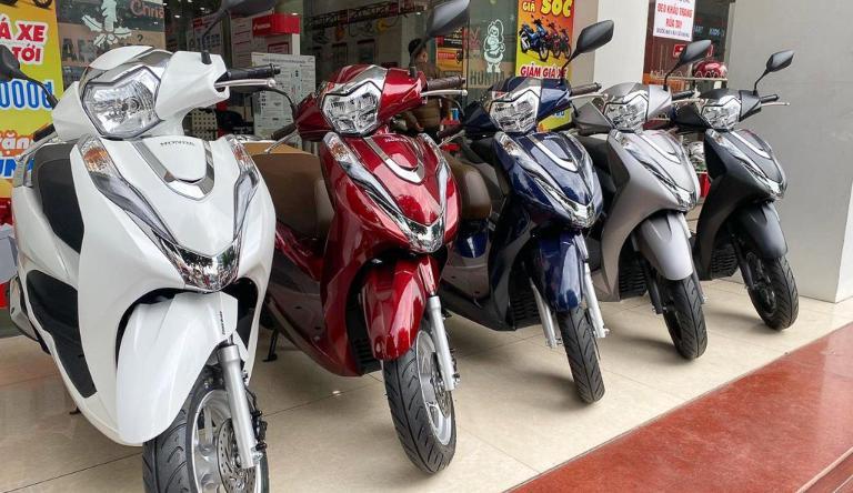 Xe máy xăng truyền thống với động cơ đốt trong, thuận tiện khi đi xa nhờ hệ thống trạm xăng rộng khắp.