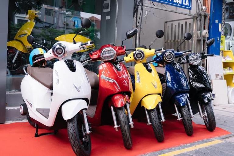 Xe máy điện sử dụng pin sạc và động cơ điện, thân thiện với môi trường và tiết kiệm chi phí di chuyển