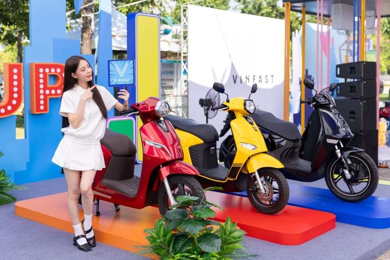 Xe máy điện tăng tốc nhanh trong thành phố, trong khi xe máy xăng phù hợp với quãng đường dài.