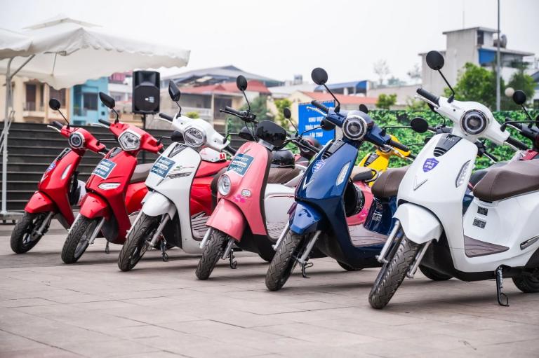 Một mẫu xe máy điện hiện đại với thiết kế nhỏ gọn, phù hợp di chuyển trong đô thị