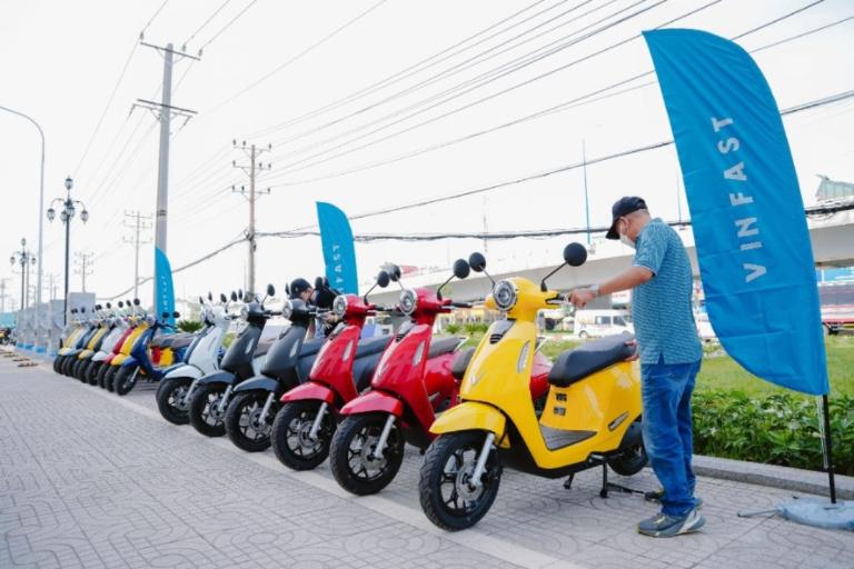 Xe điện di chuyển trong thành phố xanh, không khói bụi.