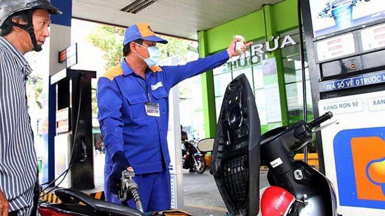 Người dùng xe máy xăng phải chi trả nhiều cho xăng dầu khi giá nhiên liệu biến động