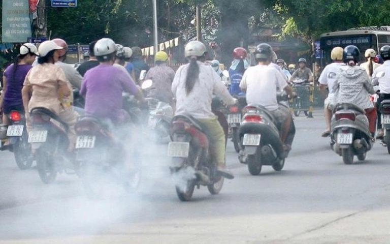 Khí thải từ xe máy xăng góp phần gây ô nhiễm không khí tại các thành phố lớn.