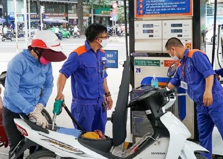 Trạm xăng xuất hiện khắp nơi, giúp xe máy xăng tiếp nhiên liệu nhanh chóng và thuận tiện