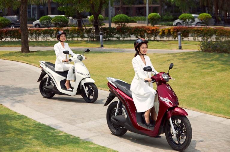 Xe máy xăng di chuyển đường dài với bình nhiên liệu đầy, phù hợp cho cả những chuyến đi xa.