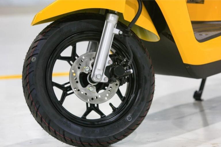 Lốp xe máy điện nhỏ gọn, phổ biến ở các dòng xe điện hiện đại.