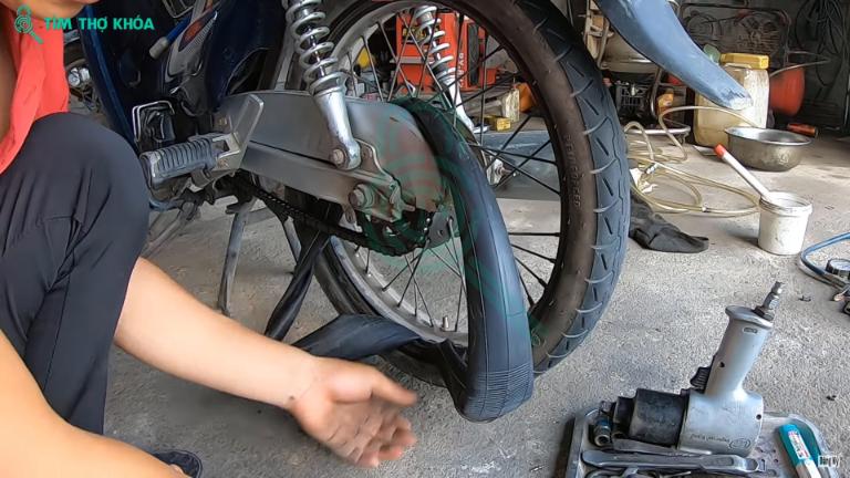 Tháo lốp khỏi vành, dán miếng vá chuyên dụng bằng máy ép nhiệt.