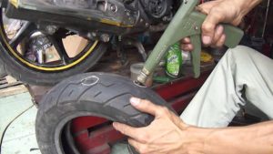 Việc vá lốp xe máy điện khác xe tay ga điểm nào chủ yếu đến từ sự khác biệt về cấu tạo lốp, phương pháp xử lý và chi phí.