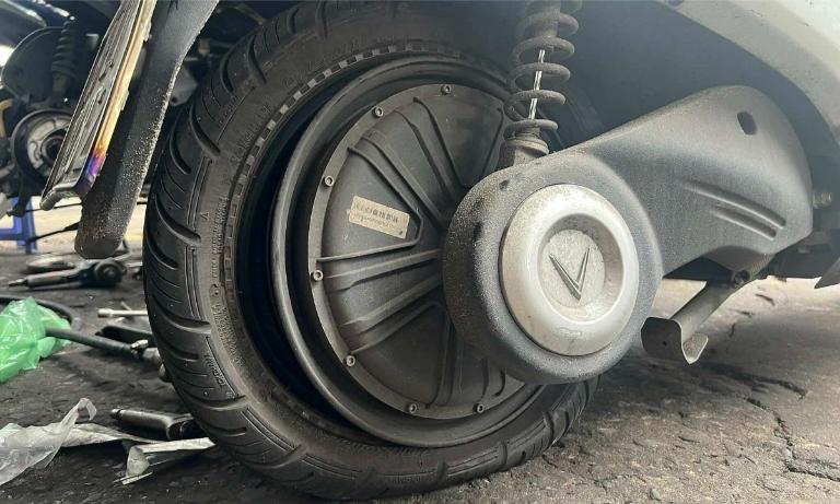 So sánh lốp xe máy điện nhỏ gọn và lốp xe tay ga to, dày với nhiều lớp bố thép