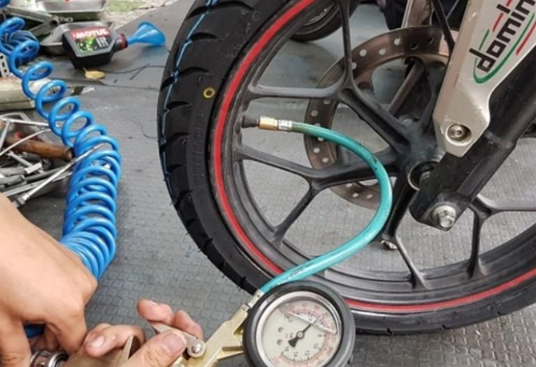 Nguyên nhân thủng lốp xe máy điện thường do đinh, kính vỡ; trong khi xe tay ga dễ bị dập lốp khi chở nặng.