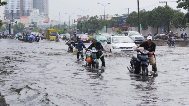 Động cơ xe xăng dễ bị nước tràn vào đường hút gió, gây thủy kích và làm xe chết máy ngay lập tức.