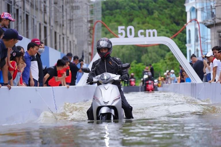 Xe điện không cần thay dầu nhớt, bugi hay lọc gió nên chi phí bảo dưỡng mùa mưa thấp hơn nhiều.