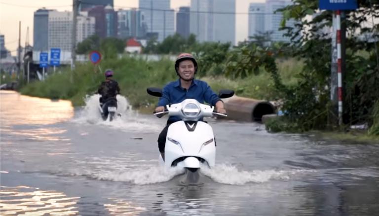 Xe máy điện chạy êm ái, không gây tiếng ồn và không xả khói ngay cả khi trời mưa lớn.