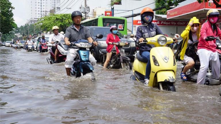 Bugi và hệ thống đánh lửa bị ẩm sẽ làm tia lửa yếu đi hoặc mất hẳn, khiến xe xăng không thể khởi động.