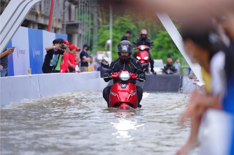 Xe máy điện vẫn vận hành ổn định khi đi qua đoạn đường ngập mà không lo tắt máy như xe xăng.