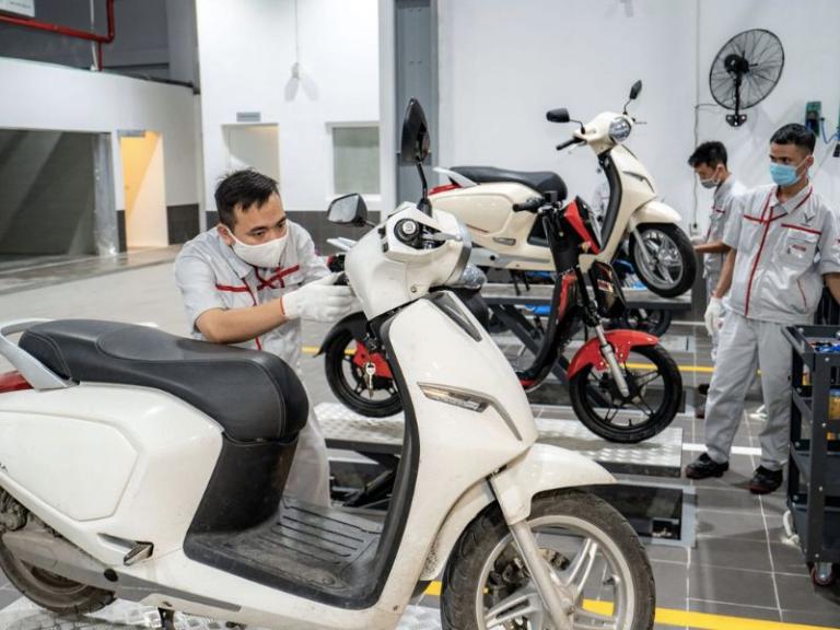 Kiểm tra và sạc pin đúng cách giúp xe điện chạy xa hơn, bền hơn.