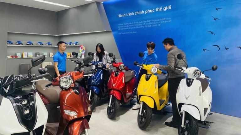 Xe máy điện tăng tốc mượt mà nhờ mô-men xoắn tức thời từ động cơ điện