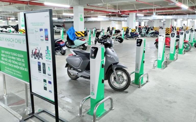 Sạc xe máy điện dễ dàng qua ổ cắm điện thông thường hoặc trạm sạc nhanh