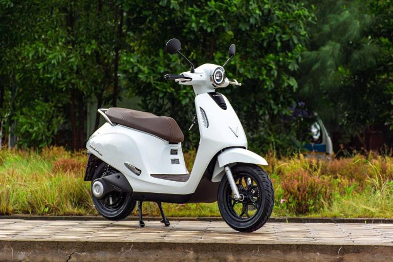 Xe máy điện Evogrand di chuyển linh hoạt trong các con phố đông đúc