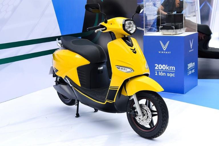 Vento Neo chạy ổn định ở tốc độ cao trên đường ngoại ô, thiết kế khung chắc chắn, chống rung lắc.