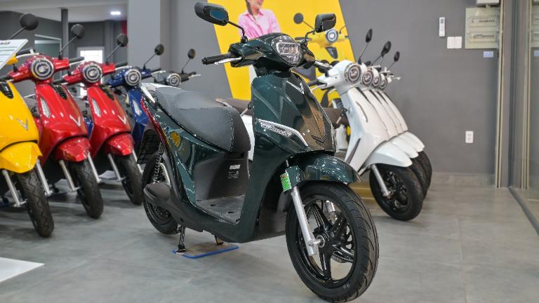 Cốp xe Evo Neo rộng rãi, đèn LED hiện đại và hộc chứa đồ tiện lợi cho nhu cầu di chuyển hàng ngày.