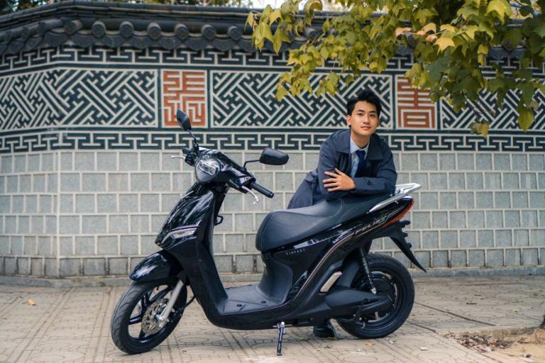 Xe máy điện Feliz có kích thước gọn gàng, dễ điều khiển trong phố đông nhưng vẫn đủ ổn định khi chạy nhanh.