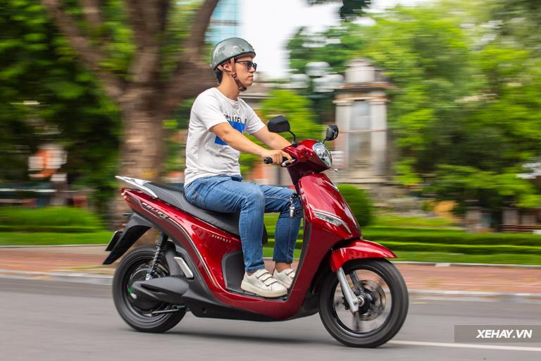 Yên xe êm ái, sàn để chân rộng và tay lái vừa tầm mang lại tư thế lái thoải mái cho cả nam và nữ.