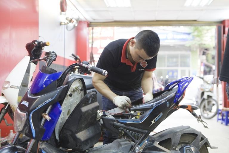 Người dùng vệ sinh, siết chặt ốc vít và bảo dưỡng khung sườn để xe máy điện luôn chắc chắn, bền đẹp