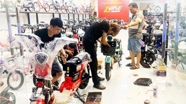 Người dùng tự kiểm tra lốp và phanh xe máy điện tại nhà mỗi tuần