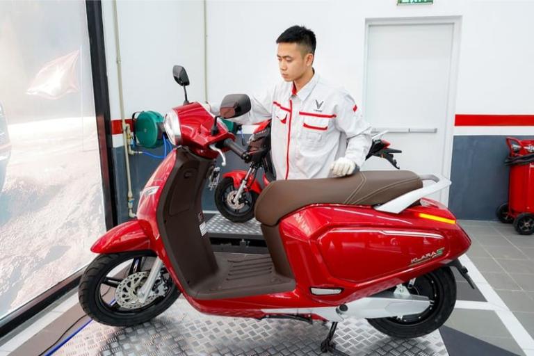 Kiểm tra toàn diện pin, động cơ và hệ thống điện của xe máy điện sau 1 năm vận hành.