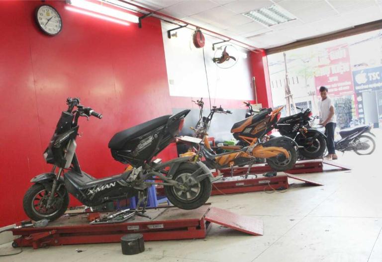 Sạc pin đúng cách với bộ sạc chính hãng và không để pin cạn kiệt giúp kéo dài tuổi thọ pin.