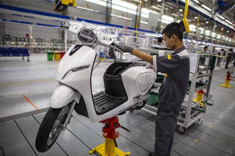 Việc bảo dưỡng xe máy điện định kỳ không chỉ giúp xe vận hành an toàn mà còn tiết kiệm chi phí về lâu dài.