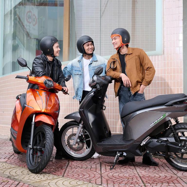 So sánh chi phí: một lần sạc xe máy điện rẻ hơn nhiều so với đổ đầy bình xăng.