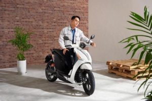 Người trẻ ở Hà Nội dễ dàng đặt và thuê xe máy điện qua ứng dụng thông minh chỉ trong vài phút