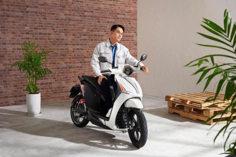 Người trẻ ở Hà Nội dễ dàng đặt và thuê xe máy điện qua ứng dụng thông minh chỉ trong vài phút