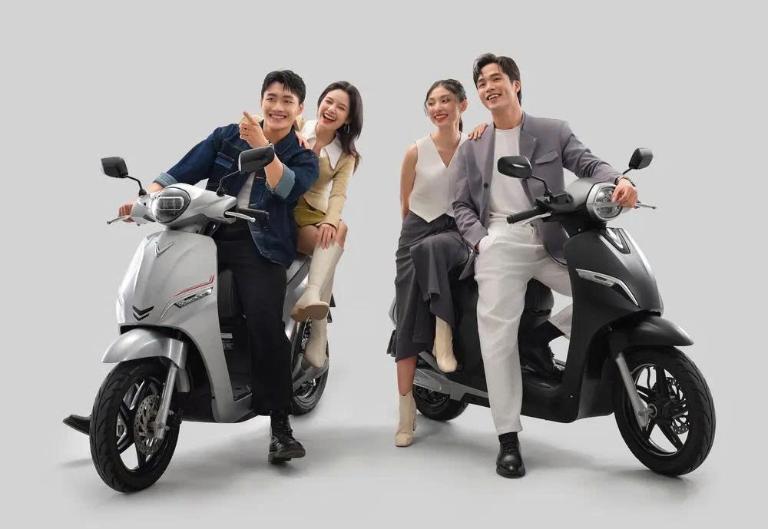 Người dùng trải nghiệm dịch vụ thuê xe máy điện VinFast tại Hà Nội năm 2025