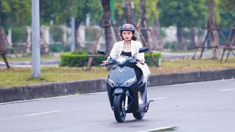 Trang bị mũ bảo hiểm đạt chuẩn – bước đầu tiên để lái xe an toàn ở Hà Nội.