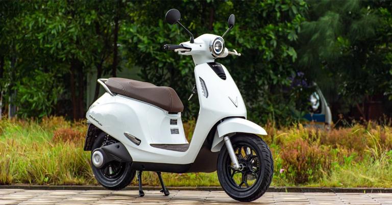 Xe máy điện di chuyển trên phố xanh, không khói bụi, không tiếng ồn